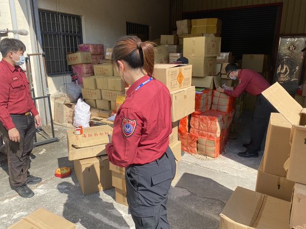 ▲孩童放沖天炮燒鄰宅。（圖／消防提供）