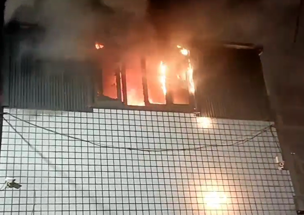 ▲孩童放沖天炮燒鄰宅。（圖／消防提供）