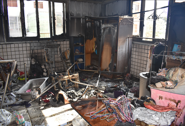 ▲孩童放沖天炮燒鄰宅。（圖／消防提供）