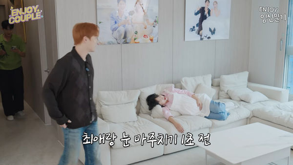 ▲▼網紅即將臨盆！老公找來「EXO本命」家裡探望　孕婦沙發上跳起來。（圖／翻攝自enjoycouple YouTube）