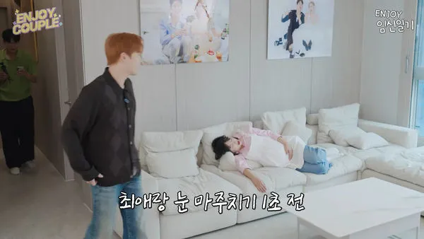 ▲▼網紅即將臨盆！老公找來「EXO本命」家裡探望　孕婦沙發上跳起來。（圖／翻攝自enjoycouple YouTube）