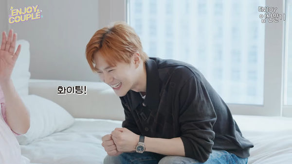 ▲▼網紅即將臨盆！老公找來「EXO本命」家裡探望　孕婦沙發上跳起來。（圖／翻攝自enjoycouple YouTube）