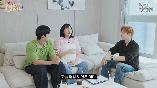 ▲▼網紅即將臨盆！老公找來「EXO本命」家裡探望　孕婦沙發上跳起來。（圖／翻攝自enjoycouple YouTube）