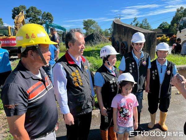 ▲▼嘉邑行善團出動當年參與88水災救援的重機具車隊，包含怪手、拖板車、卡車、小山貓與水車等共40輛。（圖／花蓮市公所提供，下同）