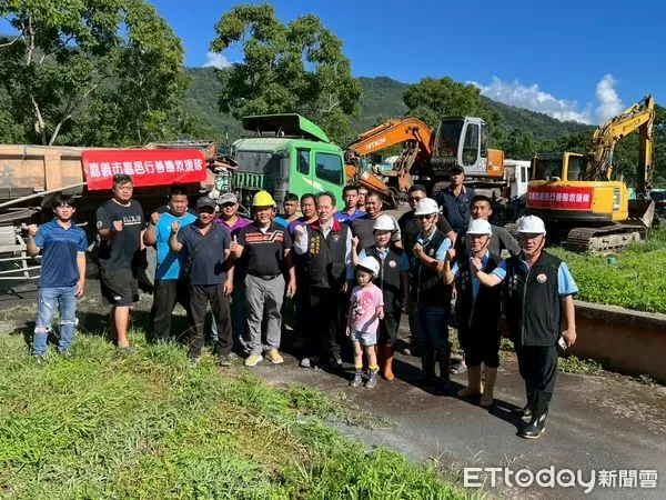 ▲▼嘉邑行善團出動當年參與88水災救援的重機具車隊，包含怪手、拖板車、卡車、小山貓與水車等共40輛。（圖／花蓮市公所提供，下同）