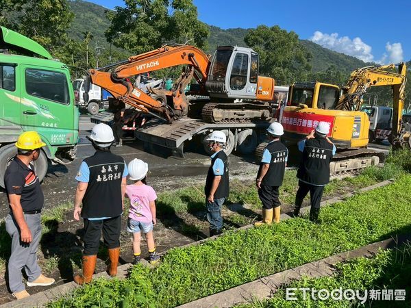 ▲▼嘉邑行善團出動當年參與88水災救援的重機具車隊，包含怪手、拖板車、卡車、小山貓與水車等共40輛。（圖／花蓮市公所提供，下同）