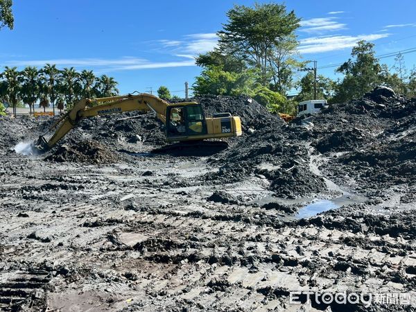 ▲▼嘉邑行善團出動當年參與88水災救援的重機具車隊，包含怪手、拖板車、卡車、小山貓與水車等共40輛。（圖／花蓮市公所提供，下同）