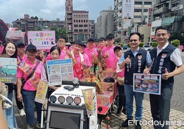 ▲▼桃園警義交協助交通疏導管制，並公布開放紅、黃線路段供民眾停車。（圖／桃園警分局提供）