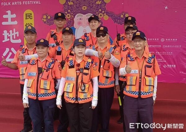 ▲▼桃園警義交協助交通疏導管制，並公布開放紅、黃線路段供民眾停車。（圖／桃園警分局提供）