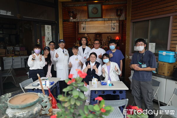 ▲▼花蓮慈院院長室資深顧問許文林醫師帶隊前往鐵路局光復車站，設置臨時第二醫療區。（圖／慈濟醫學中心提供，下同）