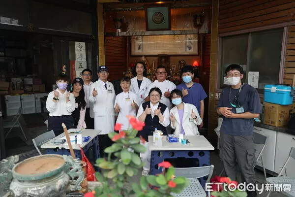 ▲▼花蓮慈院院長室資深顧問許文林醫師帶隊前往鐵路局光復車站，設置臨時第二醫療區。（圖／慈濟醫學中心提供，下同）