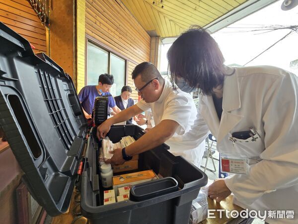 ▲▼花蓮慈院院長室資深顧問許文林醫師帶隊前往鐵路局光復車站，設置臨時第二醫療區。（圖／慈濟醫學中心提供，下同）