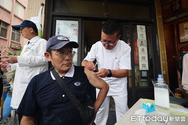 ▲▼花蓮慈院院長室資深顧問許文林醫師帶隊前往鐵路局光復車站，設置臨時第二醫療區。（圖／慈濟醫學中心提供，下同）