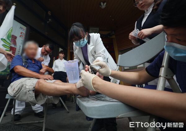 ▲▼花蓮慈院院長室資深顧問許文林醫師帶隊前往鐵路局光復車站，設置臨時第二醫療區。（圖／慈濟醫學中心提供，下同）