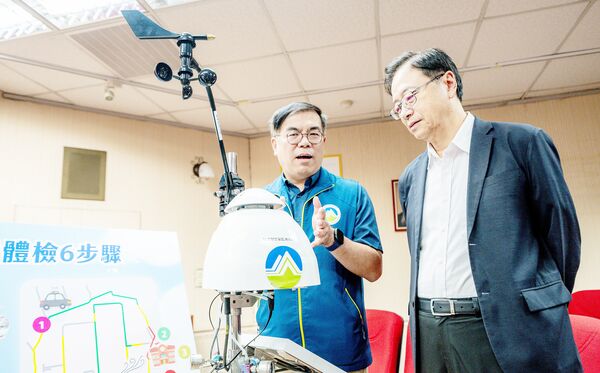 ▲環境部長彭啓明向張善政說明，運用最新監測儀器，找出污染源頭並嚴格執法。（圖／市府新聞處提供）