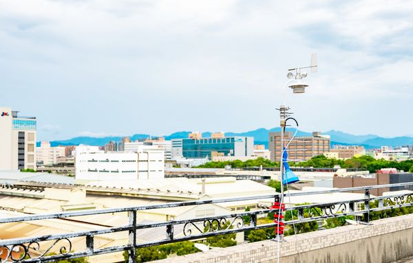 ▲環境部會同桃園市環保局在啟英高中校園設置最新監測儀器。（圖／市府新聞處提供）