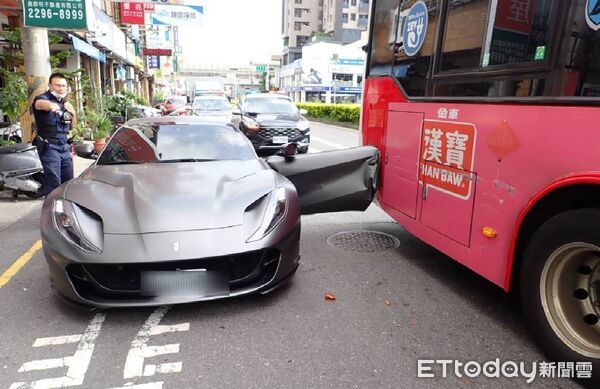 ▲台中法拉利車門遭公車掃過。（圖／記者許權毅翻攝，下同）