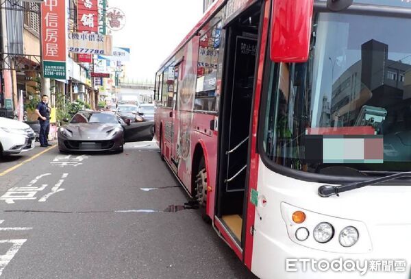 ▲台中法拉利車門遭公車掃過。（圖／記者許權毅翻攝，下同）