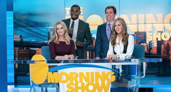 ▲▼Apple TV+ 熱門影集《晨間直播秀》。（圖／Apple TV+《晨間直播秀》劇照、《電癮好選喆》截圖）