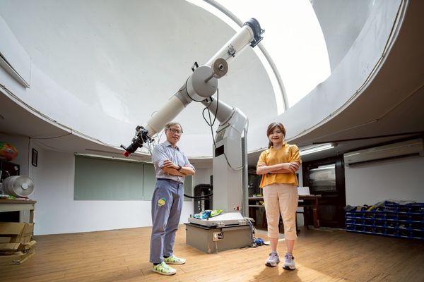 清華大學天文所教授江國興（左）與博士生張怡琪，提出中等質量黑洞候選者重要證據，成果刊登於《天文物理期刊與NASA官網。（清大提供）