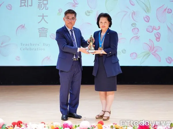 ▲國立成功大學2025年教師節慶祝大會，沈孟儒校長與師鐸獎得主何月仁副教授（右）合影。（圖／記者林東良翻攝）