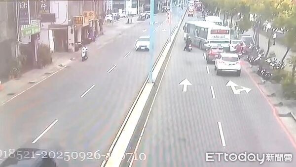 ▲穿著黑絲襪套裝的許女，稱恍神才發生事故，卻被警方搜出喪屍煙彈。（圖／記者陸運陞翻攝）