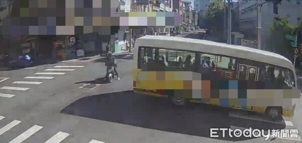 ▲▼宜蘭一市區巴士闖紅燈未減速穿越宜蘭市復興路及文化路路口，綠燈直行機車差點挨撞。（圖／記者游芳男翻攝，下同）