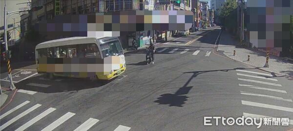 ▲▼宜蘭一市區巴士闖紅燈未減速穿越宜蘭市復興路及文化路路口，綠燈直行機車差點挨撞。（圖／記者游芳男翻攝，下同）