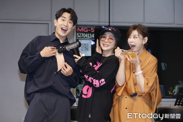 ▲▼陳謙文＆方馨演唱會團練，美鳳姐以特別嘉賓身分出席，獻上銀耳露及按摩槍為兩人加油祝福。（圖／記者湯興漢攝）