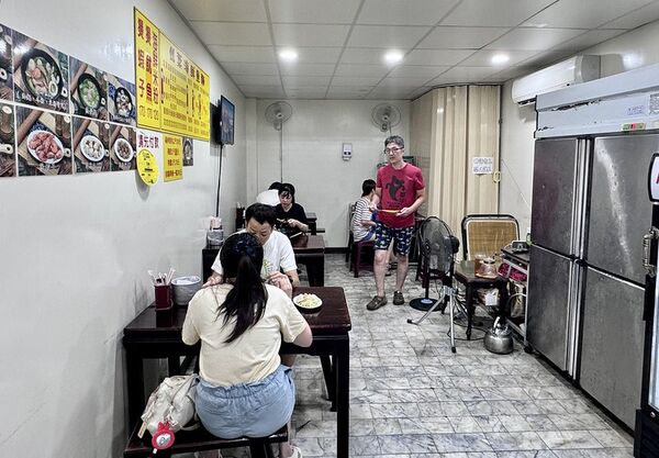 ▲▼500碗現煮雙葉海鮮魚麵，走進中央市場80年老店「雙葉福州魚丸燕餃店」。（圖／部落客小虎提供）