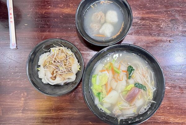 ▲▼500碗現煮雙葉海鮮魚麵，走進中央市場80年老店「雙葉福州魚丸燕餃店」。（圖／部落客小虎提供）