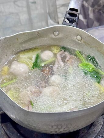 ▲▼500碗現煮雙葉海鮮魚麵，走進中央市場80年老店「雙葉福州魚丸燕餃店」。（圖／部落客小虎提供）