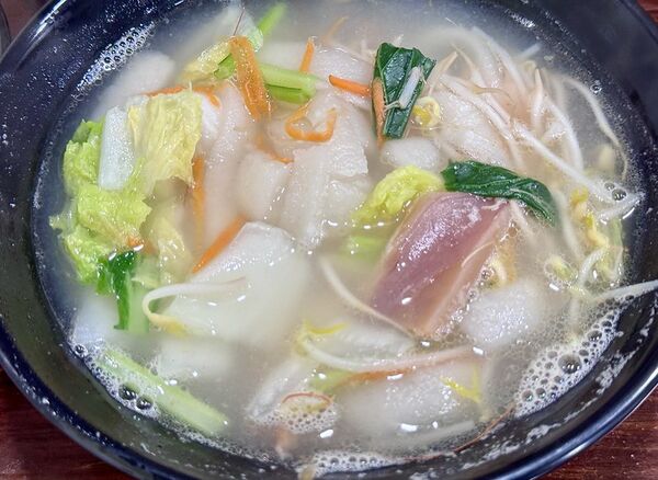 ▲▼500碗現煮雙葉海鮮魚麵，走進中央市場80年老店「雙葉福州魚丸燕餃店」。（圖／部落客小虎提供）