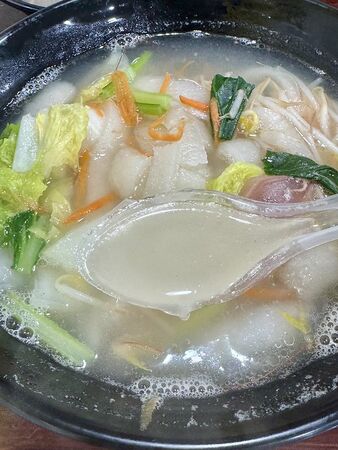 ▲▼500碗現煮雙葉海鮮魚麵，走進中央市場80年老店「雙葉福州魚丸燕餃店」。（圖／部落客小虎提供）