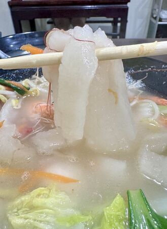 ▲▼500碗現煮雙葉海鮮魚麵，走進中央市場80年老店「雙葉福州魚丸燕餃店」。（圖／部落客小虎提供）