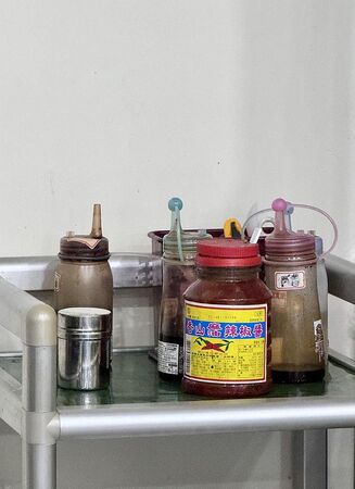 ▲▼500碗現煮雙葉海鮮魚麵，走進中央市場80年老店「雙葉福州魚丸燕餃店」。（圖／部落客小虎提供）