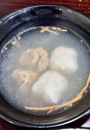 ▲▼500碗現煮雙葉海鮮魚麵，走進中央市場80年老店「雙葉福州魚丸燕餃店」。（圖／部落客小虎提供）