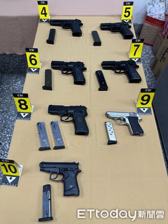 ▲警方在工程行查獲10把改造槍械，隨後又在共犯住處查獲手槍3把、子彈45顆及5枚空彈殼。（圖／記者楊永盛翻攝）