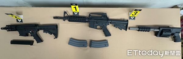 ▲警方在工程行查獲10把改造槍械，隨後又在共犯住處查獲手槍3把、子彈45顆及5枚空彈殼。（圖／記者楊永盛翻攝）