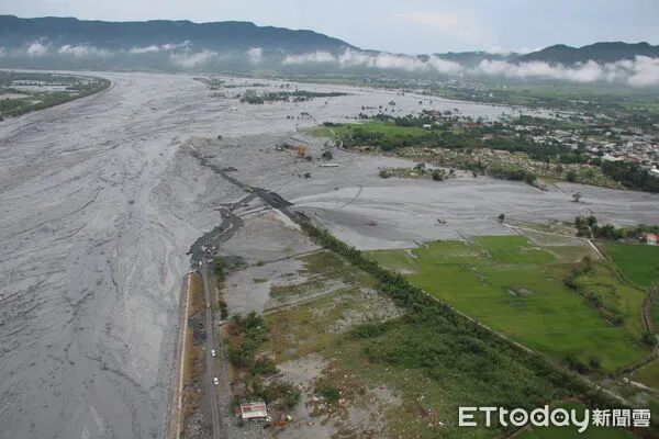 ▲▼空拍光復鄉旁馬太鞍溪26日最新畫面。（圖／林保署花蓮分署提供）