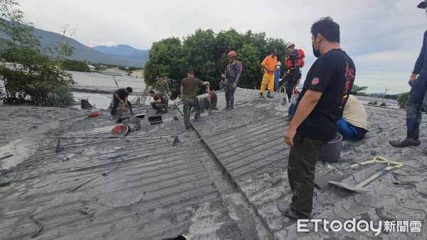 ▲▼             花蓮6歲女童小沂在乾姑姑、乾姑丈保護下幸運存活，目前救難人員持續開挖尋找乾姑丈身影。（圖／嘉義縣消防局提供，下同）