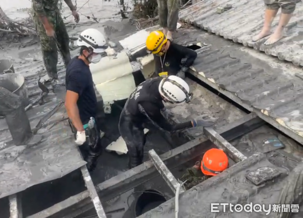 ▲▼             花蓮6歲女童小沂在乾姑姑、乾姑丈保護下幸運存活，目前救難人員持續開挖尋找乾姑丈身影。（圖／嘉義縣消防局提供，下同）