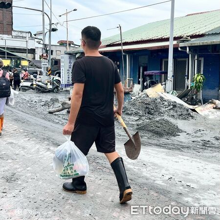 ▲▼台鐵也在臉書分享多張志工抵達光復站前線照片，形容他們是「鏟子超人」、「煮飯超人」、「救援超人」             。（圖／國營台鐵公司粉絲團）