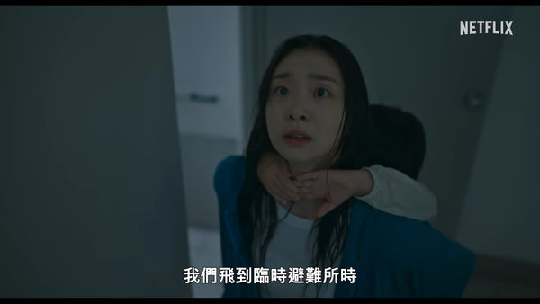 ▲▼ 「巨洪」瞬間湧入公寓！金多美背兒逃亡　淚崩：我怎麼一個人走？。（圖／翻攝自YouTube）
