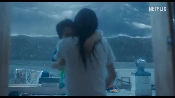 ▲▼ 「巨洪」瞬間湧入公寓！金多美背兒逃亡　淚崩：我怎麼一個人走？。（圖／翻攝自YouTube）