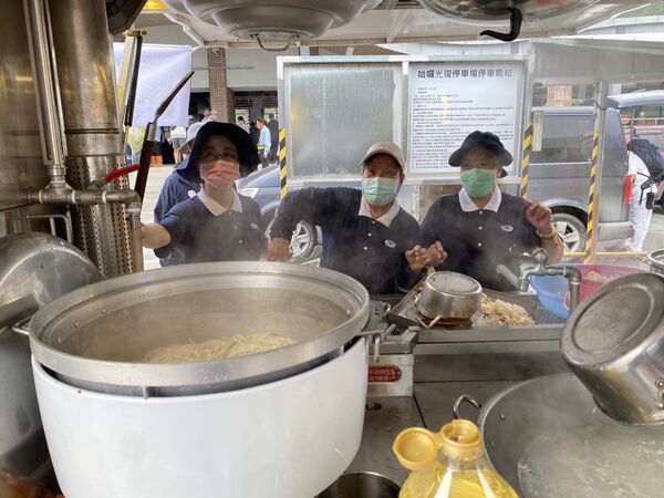 ▲▼慈濟在光復災區現煮熱食供應。（圖／慈濟基金會提供）