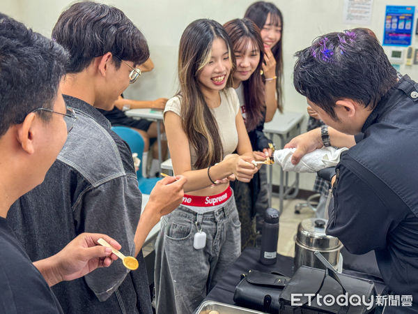 ▲▼世新大學觀光系首度開設「美食餐廳品味鑑賞」課程，培養大一學生美食文化素養，提升餐飲評鑑與審美鑑賞力。（圖／世新大學提供）