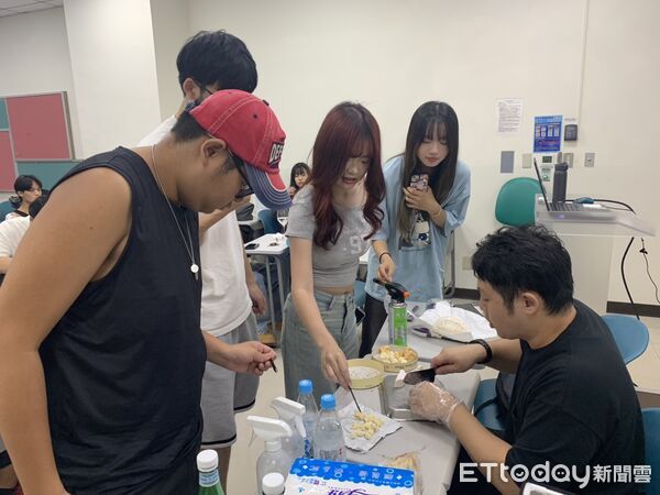 ▲▼世新觀光系首開設「美食餐廳品味鑑賞」，學生可品嚐美食，大讚「太幸福」。（圖／世新大學提供）