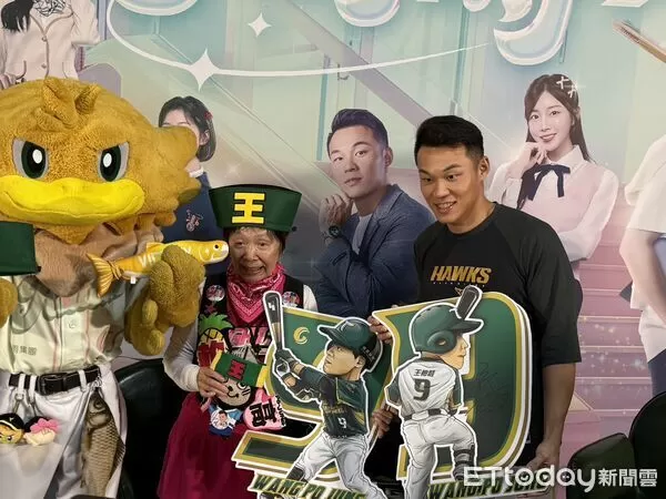 ▲王柏融迎「北海道阿嬤」來台應援　感謝多年支持：真的很感動。（圖／記者胡冠辰攝，下同）