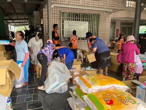 ▲▼民進黨志工隊赴花蓮救災。（圖／民進黨提供）